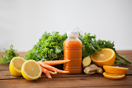 健康的饮食,食物,节食素食的瓶子与胡萝卜汁,水果蔬菜木桌上图片