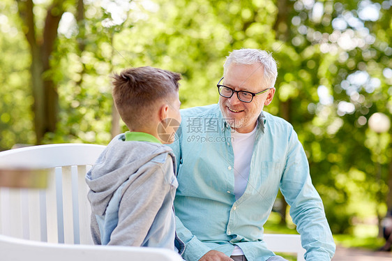 家庭,世代,沟通人的快乐的祖父孙子夏季公园交谈图片