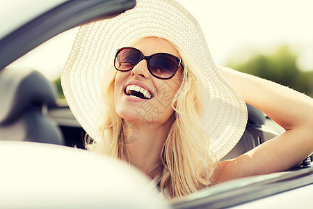 交通,休闲人的快乐的女人夏天的帽子太阳镜驾驶敞篷车户外图片