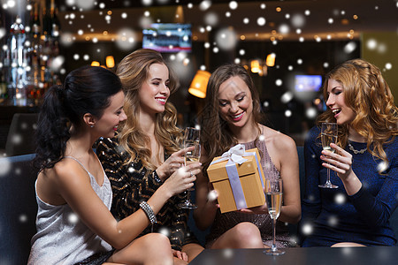 递水杯女孩庆祝,朋友,单身派,生日假期快乐的女人带着香槟杯礼品盒夜总会背景