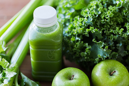 健康饮食,食物,饮食素食瓶与绿色果汁,水果蔬菜木桌上图片
