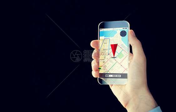 人,现代技术,应用导航男手握透明智能手机与GPS路线图屏幕上的黑色背景图片