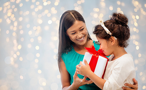 诞节,假日,庆祝,家庭人的快乐的母亲孩子女孩与礼品盒蓝色灯光背景图片