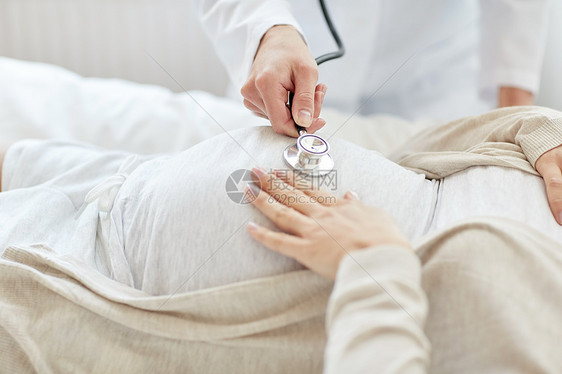 怀孕,医学,医疗人的密切产科医生与听诊器,听孕妇婴儿心跳医院图片