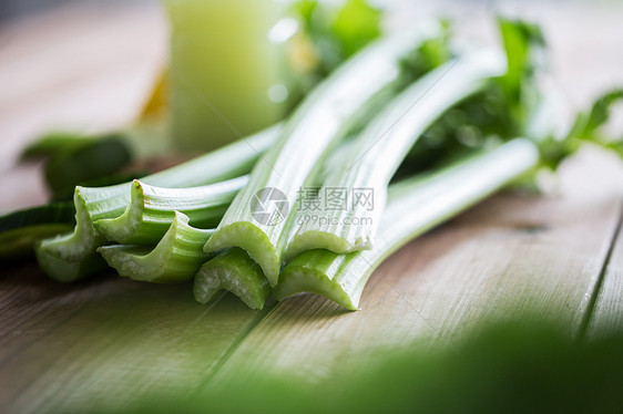 健康的饮食,食物,饮食素食的绿色芹菜茎木材上图片