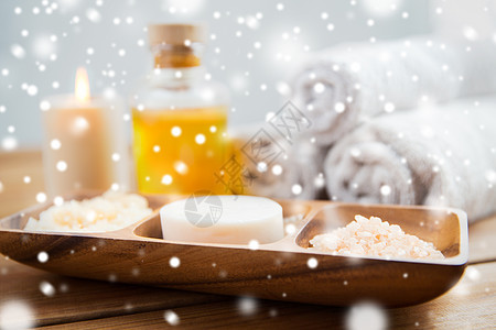 美容,水疗,身体护理,天然化妆品洗浴肥皂与喜马拉雅盐擦洗木制碗桌子上的雪图片