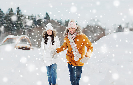 人,季节,爱休闲的快乐的夫妇跑过冬天的背景图片