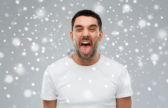 表情,粗鲁,冬天,诞节人们的男人灰色的背景的雪地上露出舌头图片