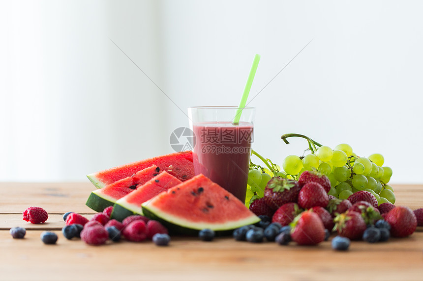 健康的饮食,食物,节食素食的璃与水果浆果汁冰沙木桌上图片