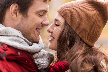 亲吻踮脚爱,关系,季节人的亲密的快乐轻夫妇亲吻户外背景