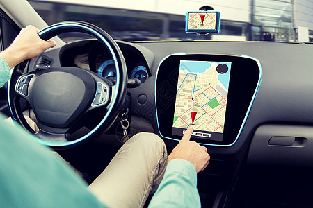 运输,道路旅行,汽车驾驶,技术人的男手调整GPS导航仪,同时驾驶汽车图片