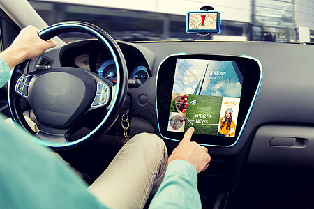 运输,道路旅行,技术,媒体人的人驾驶汽车用新闻应用计算机上图片