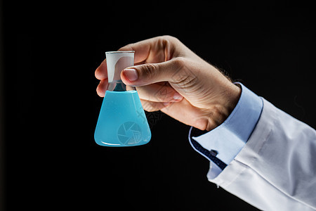 科学,化学,研究人的密切科学家手测试瓶与化学黑色背景图片