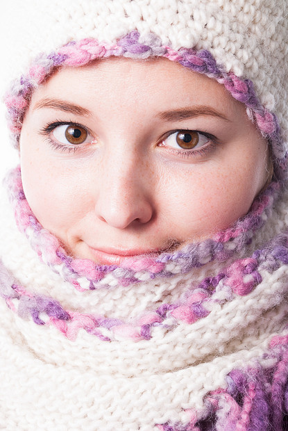 暴风雪下把女人的脸包围巾里