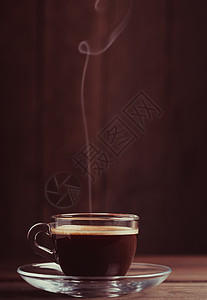 杯木制背景上油烟的咖啡杯带油烟的咖啡图片