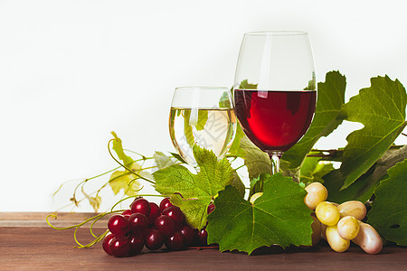 木制桌子上的璃中的红白酒酒杯里的酒图片