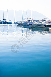 游艇停泊亚得里亚海,巴德瓦,黑山图片