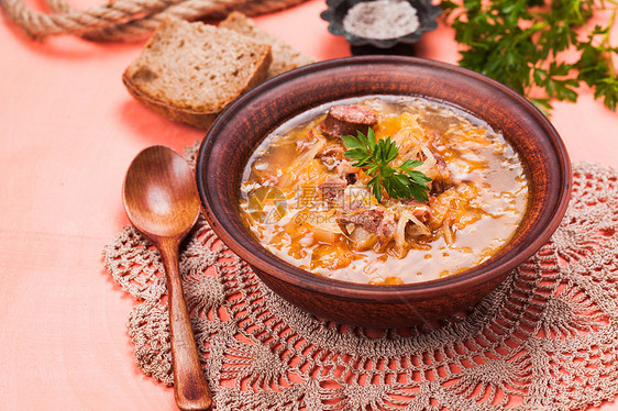 贡巴利维斯匈牙利汤与酸菜,香肠,蘑菇大麦图片