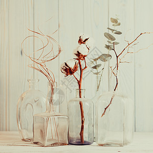 木制背景上璃瓶中的装饰树枝带装饰树枝的构图图片