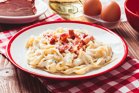 传统美食意大利塔利亚特尔卡巴拉盘子里意大利塔利亚特尔卡巴拉图片