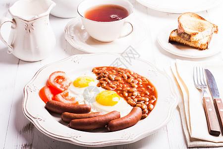 英式早餐鸡蛋,香肠豆子,茶牛奶图片