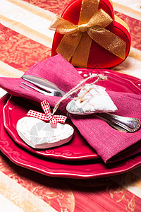 情人节晚餐用红色金色进行的餐桌情人节餐桌图片
