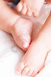 婴儿坐纺品上手脚靠近宝贝靠近脚图片
