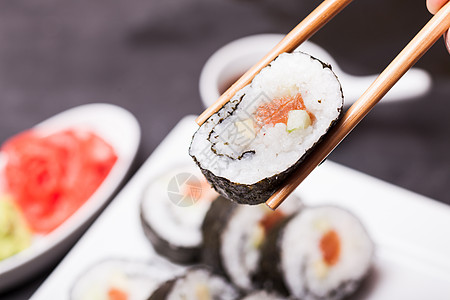 寿司卷白色盘子上寿司卷图片