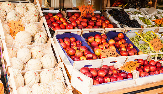 新鲜水果油桃,黑白葡萄,市场上的白瓜图片