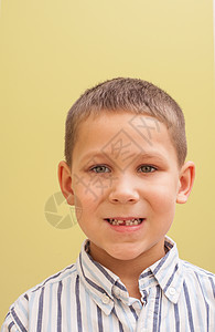 失乳牙的小男孩的肖像颗掉了牙图片