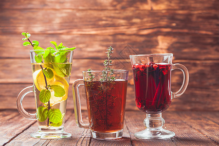 芳香的草药茶与百里香,薄荷,蔓越莓,柠檬冬季健康图片