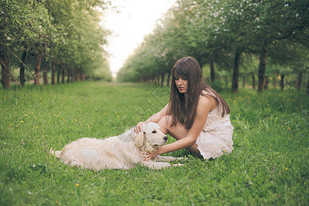 女孩公园里玩金色猎犬女孩狗玩图片