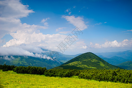 美丽的山景美丽的蓝天,喀尔巴阡山上闪闪发光图片