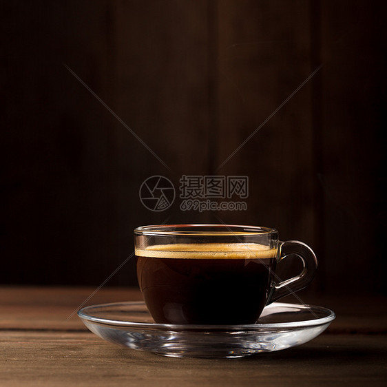杯木制背景上油烟的咖啡杯带油烟的咖啡图片