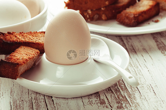 软煮的整个鸡蛋个鸡蛋杯与烤包软煮蛋图片