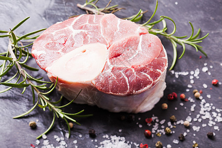 生的新鲜肉片交叉切割的小牛肉柄石板板上横切小牛肉柄图片