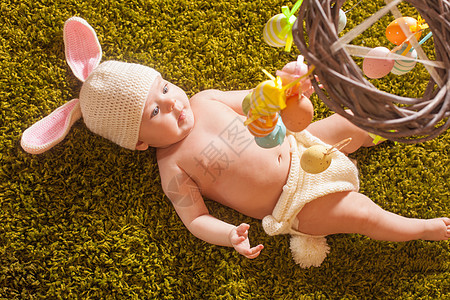 三个月婴儿躺着玩复活节彩蛋移动复活节小兔子图片