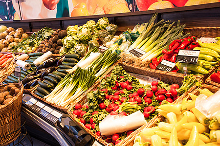 蔬菜市场春季市场上的新鲜蔬菜,各种素食食品背景