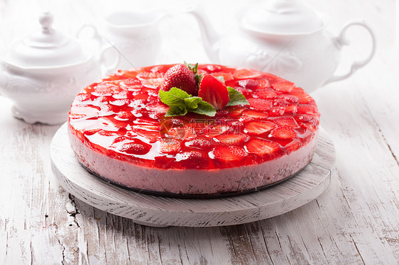 白色木制盘子上的草莓蛋糕薄荷叶草莓蛋糕图片