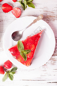 白色木制盘子上的草莓蛋糕薄荷叶草莓蛋糕图片