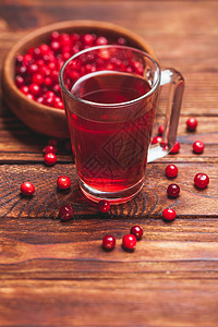 木桌上杯子里的蔓越莓茶杯子里的蔓越莓茶图片