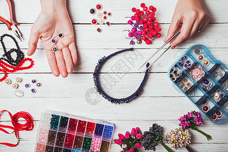 塑料浆果,花,珠子工具手工头巾用手俯视图片