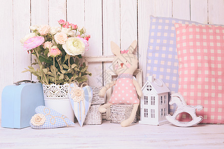 小玩具屋,小马,玩具兔子,枕头孩子们的房间木制背景图片