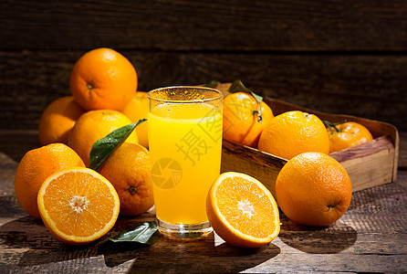 木制背景上新鲜水果的橙汁图片