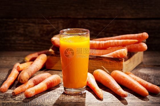 杯胡萝卜汁新鲜蔬菜放木桌上图片