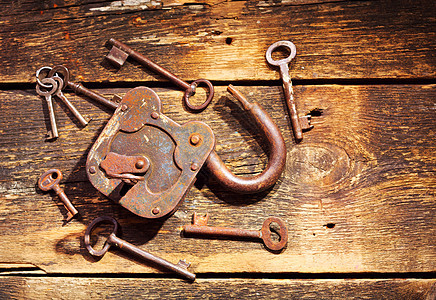木制桌子上生锈的旧锁钥匙图片