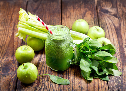 苹果芹菜菠菜的绿色果汁罐图片