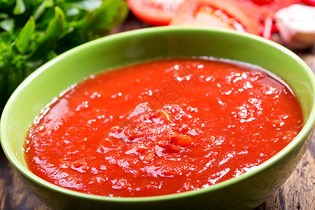 木制桌子上的碗番茄酱图片