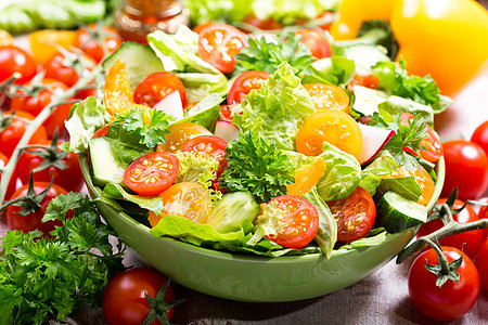 碗新鲜的蔬菜沙拉图片