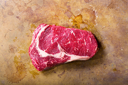 木板上的生鲜肉图片